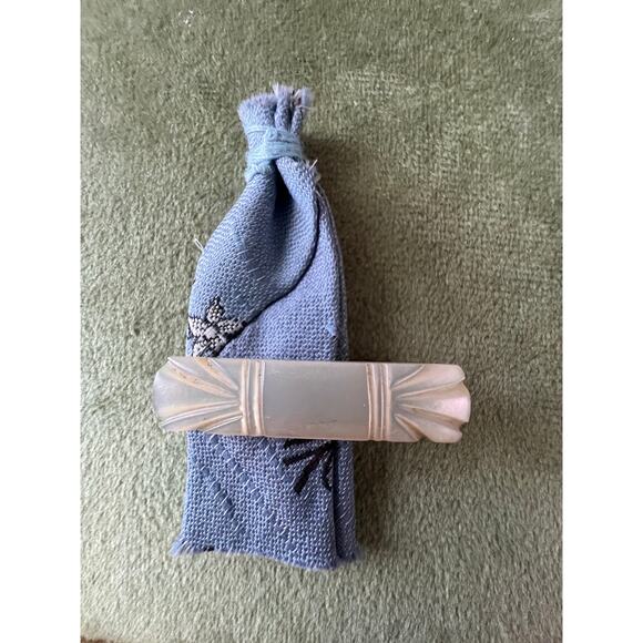 1930s Vintage Lucite Garment Clamp – Carved Deco Lingerie Accessory – 2.5” Clip - Picture 7 of 8